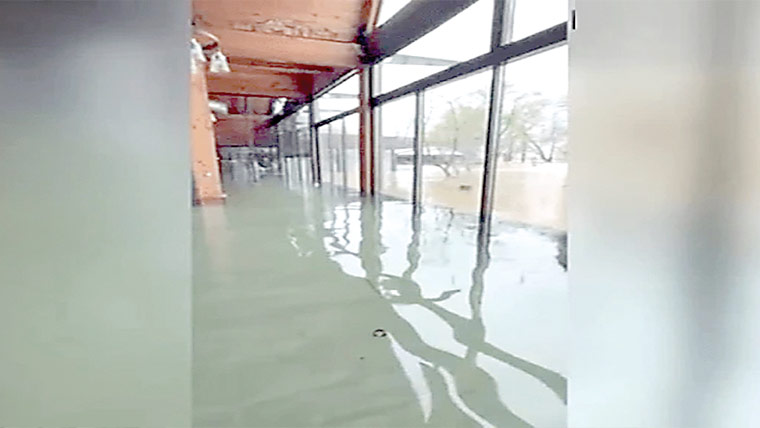 ریسٹورنٹ کو گندے پانی سے بچانے کیلئے صاف پانی بھردیا