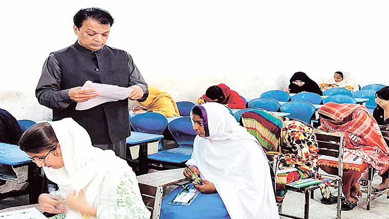 ڈپٹی کمشنر حافظ آباد کا مختلف امتحانی سنٹروں کا دورہ 