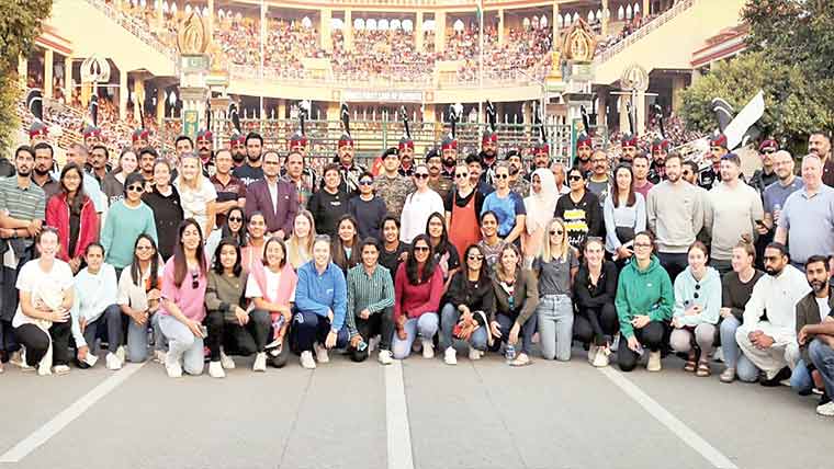 ملکی و غیر  ملکی  خواتین  کھلاڑیوں  ،  آفیشلز  کا  واہگہ  بارڈر  کا دورہ 