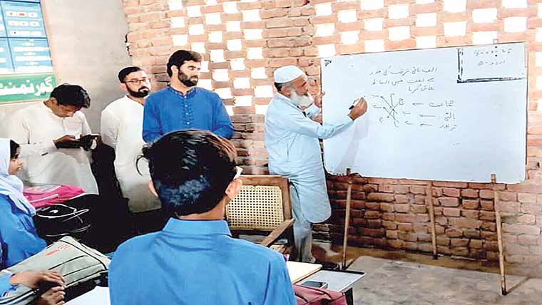  بلوچنی :ڈی ای او حافظ محمد ذاکر کا  مختلف سکولوں کا سرپرائز وزٹ 