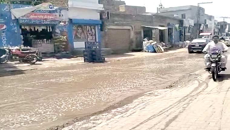 علی پورچٹھہ:بند سیوریج سے گلیاں،سڑکیں زیر آب