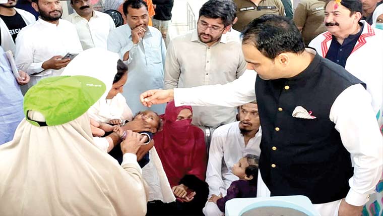 ڈپٹی کمشنر نے بچوں کو قطرے پلاکر پولیو مہم کا افتتاح کر دیا