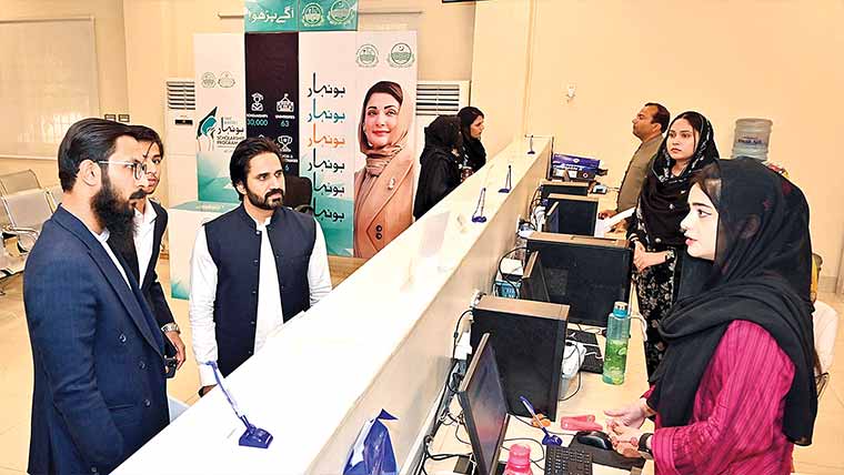 کامران شکور کی قیادت میں وفد کا  یونیورسٹی آف سرگودھا میں قائم  پرائم منسٹر یوتھ ڈویلپمنٹ سنٹر کا دورہ