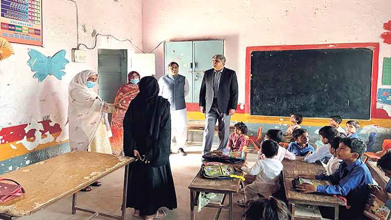 کمشنر کا آئوٹ سورس سکول کا دورہ، سہولیات نہ ہونے پر برہم
