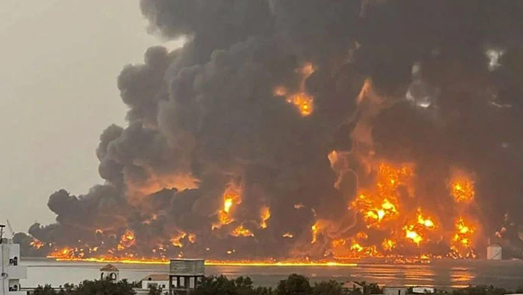 یمنی بندرگاہ پر امریکی فضائی حملے ، 80جاں بحق،171زخمی 