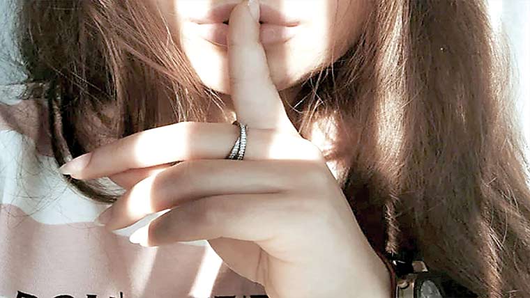 معذوری پنشن کیلئے گونگے پن کا ڈرامہ رچانے والی لڑکی