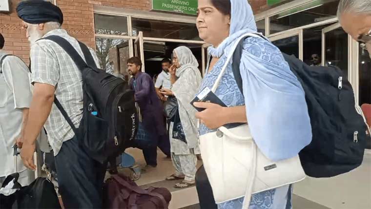 سکھ یاتری واہگہ بارڈرسے واپس روانہ 