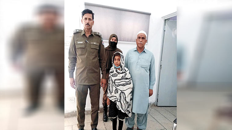  کمسن ذہنی معذور بچی کو پولیس نے ڈھونڈ کر ورثا کے حوالے کر دیا