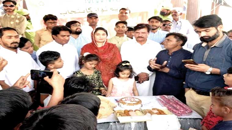 اے سی نے مسیحی ملازمین کے  ہمراہ ایسٹر کا کیک کاٹا،مبارکباد دی