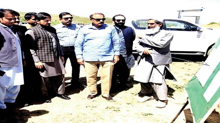 کمشنر اور ڈی سی کا فورٹ منرو، چیک پوسٹ کا دورہ