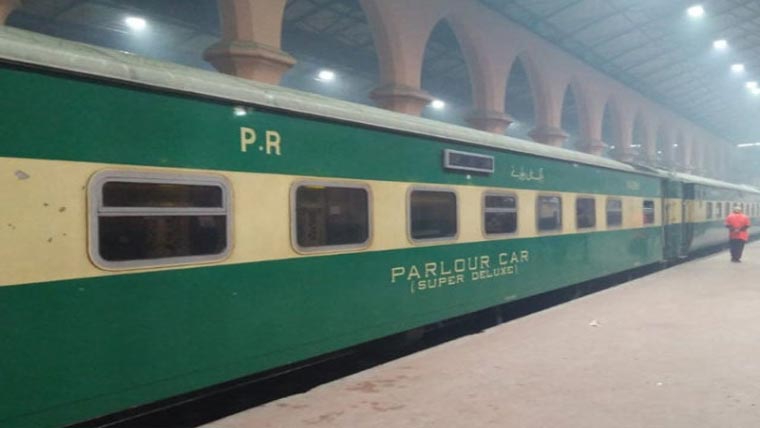 3ٹرینوں کے کمپلیمنٹری کھانے،صفائی کے ٹھیکے میں بے ضابطگیوں کا انکشاف