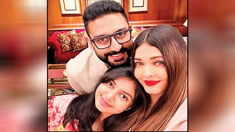 شادی کی سالگرہ پر ایشوریا  کی ابھیشیک کیساتھ فیملی فوٹو شیئر 