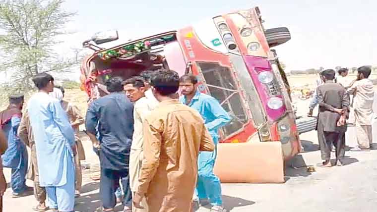 بس کار ، موٹر سائیکل کو  بچاتے الٹ گئی، 5افراد زخمی 