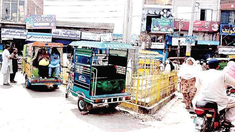 علی پور چٹھہ:اللہ ہو چوک میں ناجائز رکشہ سٹینڈ قائم،گزرنا محال،شہریوں کا احتجاج 