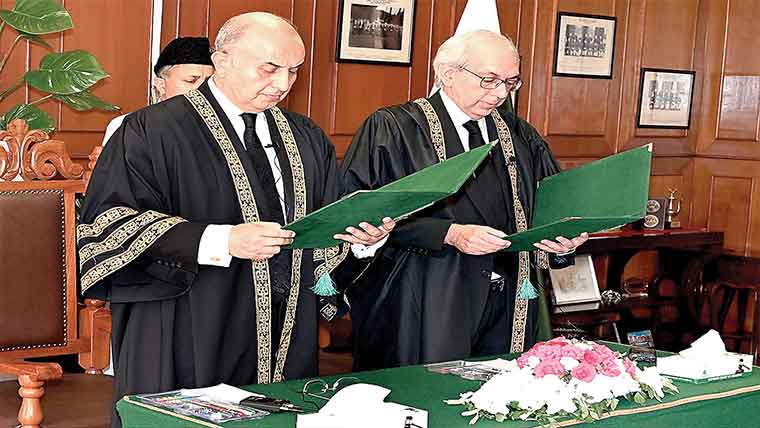 جسٹس منصور علی نے قائم مقام چیف جسٹس کا حلف اٹھا لیا