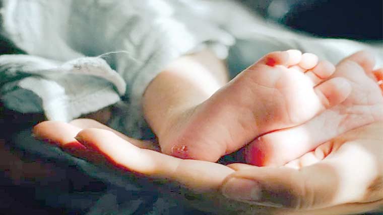 برطانیہ میں ایک ہی بچے کی دو بار پیدائش کا واقعہ