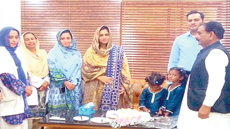 ایسٹرکے حوالے سے تقریب‘ڈی سی لودھراں نے کیک کاٹا