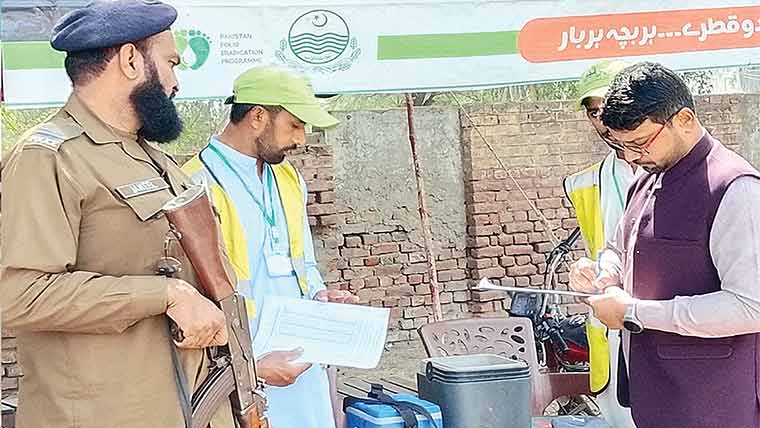  انسداد پولیو مہم ، اسسٹنٹ کمشنر  کا شاہ پور اور گردونواح کے  دورے ،عملے کی کارکردگی چیک کی 