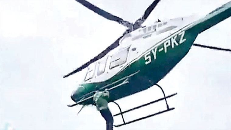 مجھے کیوں نہیں بٹھایا؟ بضد شخص اڑتے ہیلی کاپٹر سے لٹک گیا