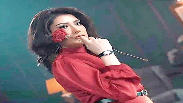 مہوش حیات کراچی کی گرمی سے پریشان،پسینے نکل آئے