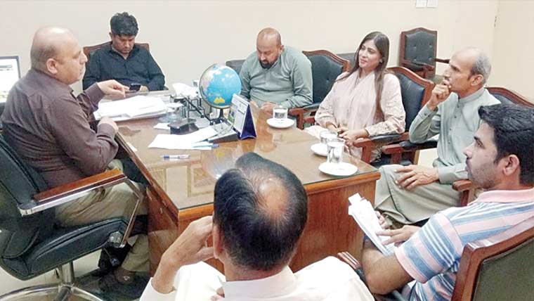 خاتون محتسب کا الائیڈ ہسپتال اور سی ای او ایجوکیشن دفتر کا دورہ