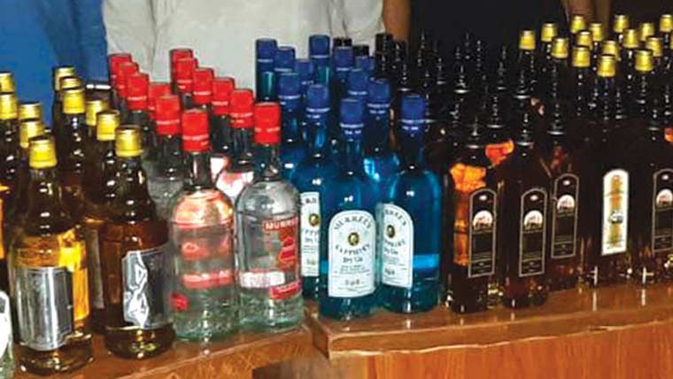منشیات فروش کو گرفتار کر کے  60بوتلیں شراب برآمد 