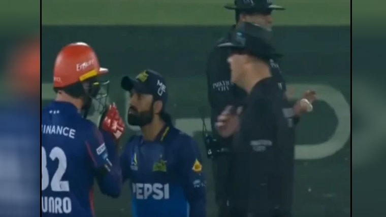  رضوان اور کولن منرو پر میچ  فیس کا 30 فیصد جرمانہ 