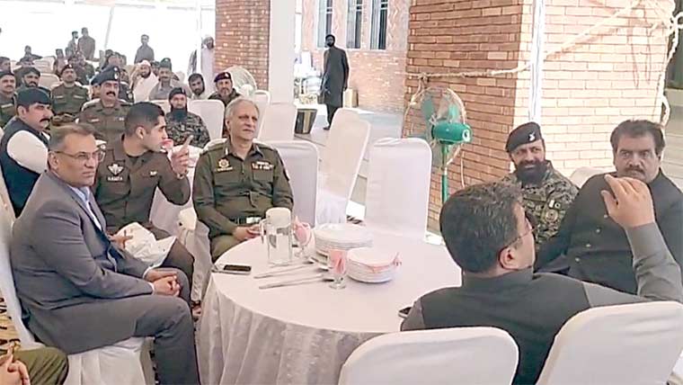  مکڑوال میں کامیاب آپریشن ،آئی جی نے اہلکاروں کو انعام سے نوازا