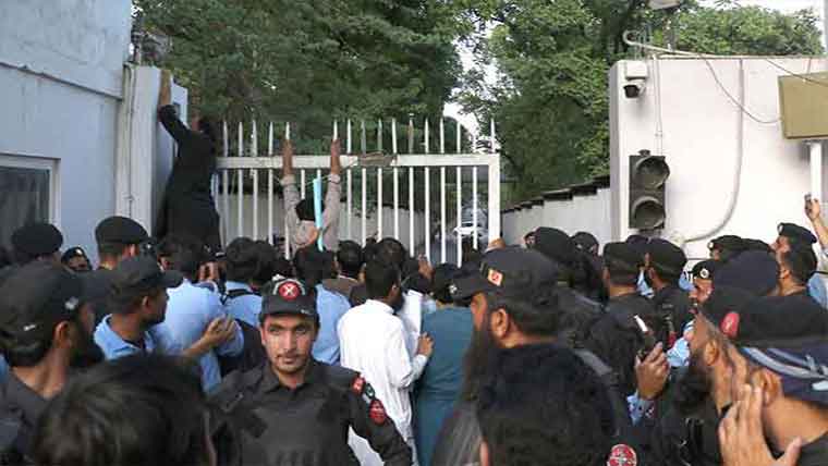  بھارتی ہائی کمیشن کے باہر  احتجاج،رکاوٹیں توڑ دیں