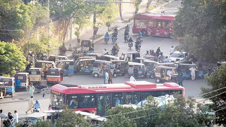 گورنرہاؤس کے قریب رکشہ ڈرائیورز کااحتجاج،ٹریفک جام