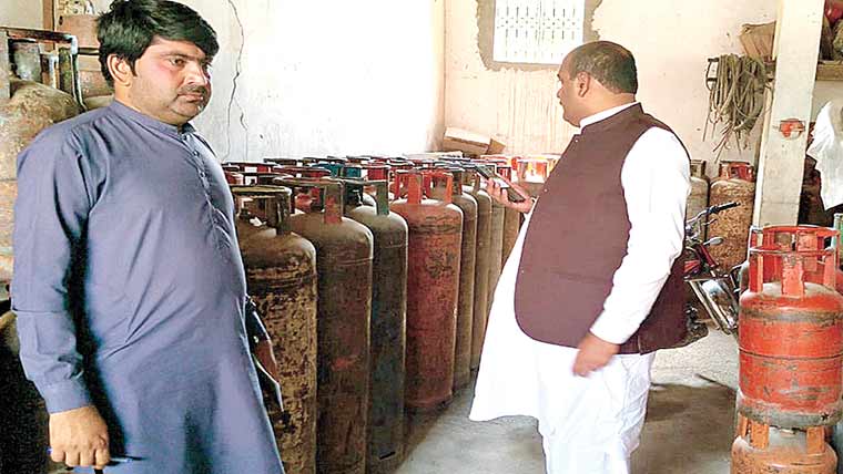 پیرمحل :سلنڈروں کی غیر قانونی ریفلنگ پر2گیس سنٹر سیل