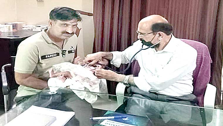 موٹر سائیکلوں میں تصادم ، شیر خوار  بچہ سڑک پر جاگرا اور محفوظ رہا 