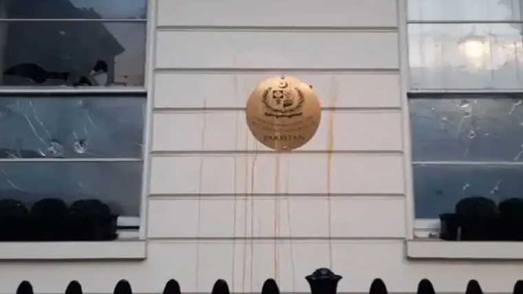 لندن :انتہا پسند بھارتیوں کا پاکستان ہائی کمیشن پر حملہ 