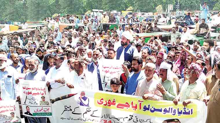 رکشہ یونین کا بھارتی جنگی جنون کے خلاف احتجاجی مظاہرہ 