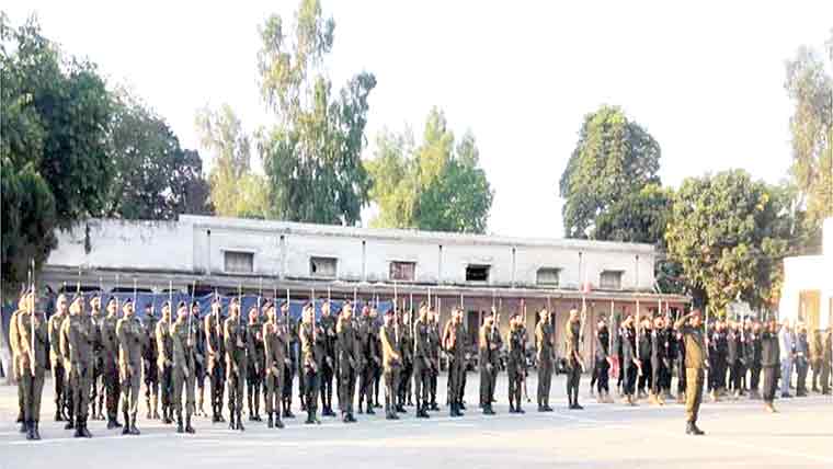 سیالکوٹ :پولیس اہلکاروں  کا ڈسپلن اور ٹرن آؤٹ  بہتر بنانے کیلئے جنرل پریڈ 