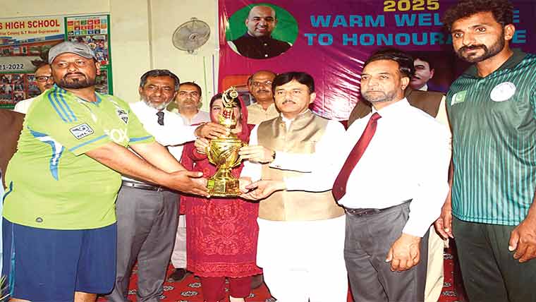  حافظ آباد :ٹیچرز سپورٹس گالا  میں جیتنے والوں میں انعامات تقسیم 