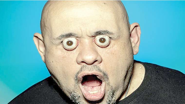 آنکھوں کے ڈیلے باہر نکالنے والا جنوبی امریکی شخص