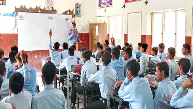 ٹریفک ایجوکیشن یونٹ کا واں بھچراں  میں کالج اور سکول میں قوانین بارے لیکچر