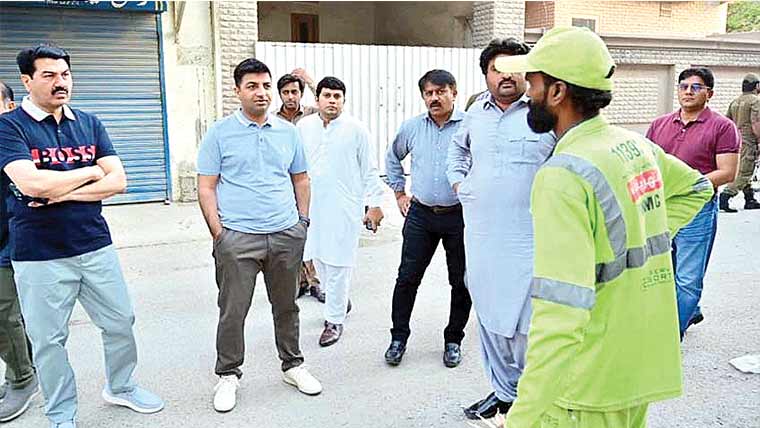 ڈپٹی کمشنر کاشہر میں صفائی کی مانیٹرنگ کیلئے مختلف علاقوں کا دورہ