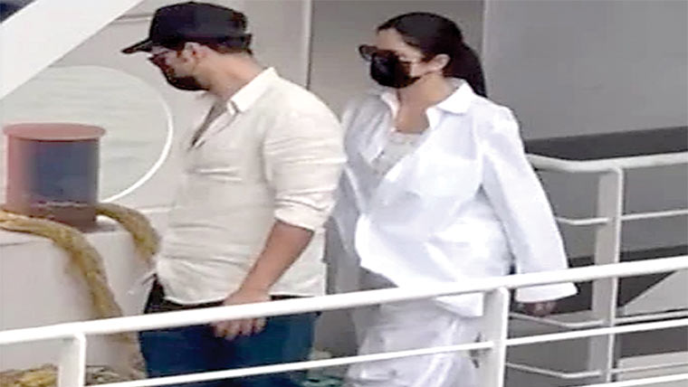 اوور سائز شرٹ پہننے پر کترینہ  کیف کے حاملہ ہونے کی افواہیں 