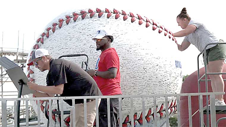 دیوہیکل بیس بال پر سب سے زیادہ دستخط کا گنیز ورلڈ ریکارڈ