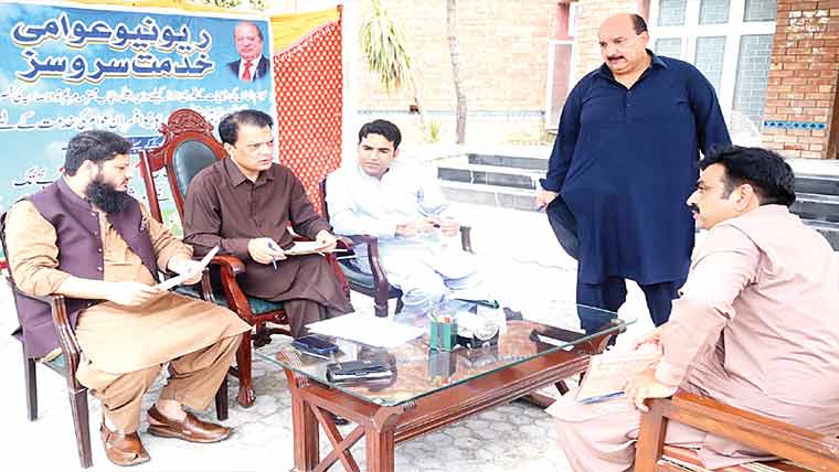 ڈپٹی کمشنر حافظ آ باد کی ریونیو  مسائل کے حوالے سے کھلی کچہری 