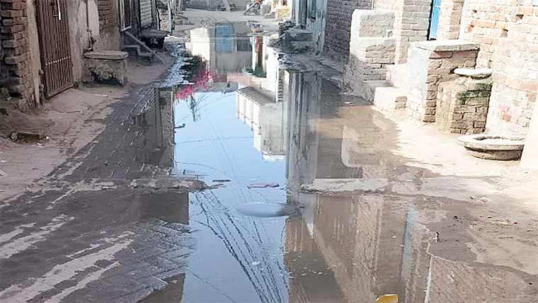 کمالیہ :سٹی ہسپتال کے باہر سیوریج کا پانی، مریضوں کو مشکلات