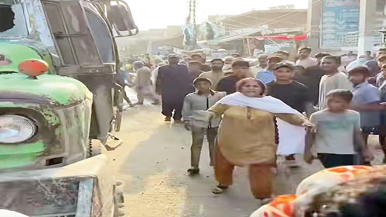 علی پورچٹھہ:ڈمپر کی ٹکر،لڑکا جاں بحق ، شہریوں کا احتجاج 