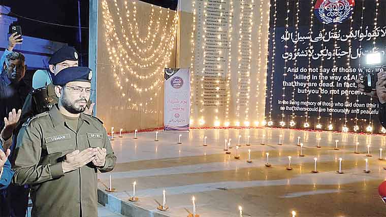 سیالکوٹ میں یومِ شہدائے پولیس کی  تقریبات کا باقاعدہ آغاز ، شمعیں روشن 