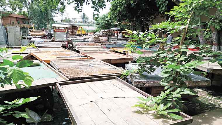  فروٹ ریڑھیوں کی پکڑ دھکڑ،دیہاڑی دار مالی مشکلات کا شکار 