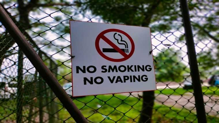 پارکوں میں‘‘ نوسموکنگ ’’کے واضح سائن بورڈ نصب 
