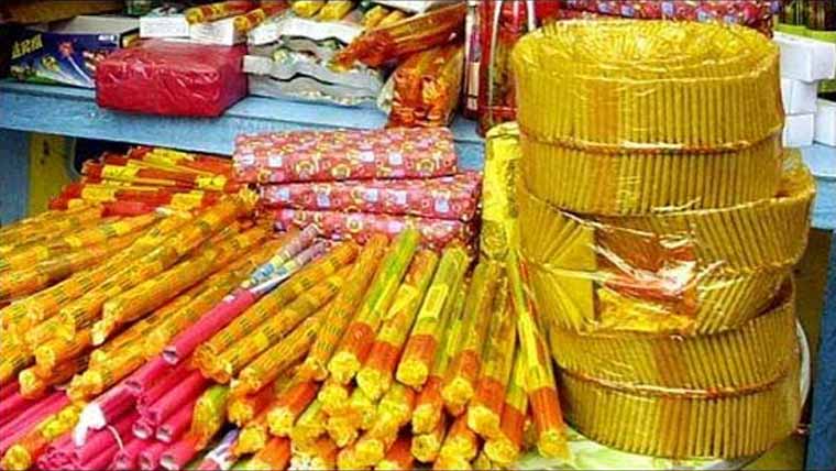 آتش بازی کا سامان لے جانیوالا گرفتار