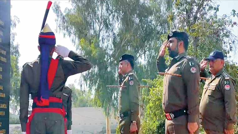 ذکاء اﷲپولیس لائن میں یادگارِ شہداء پر سلامی دینے کی تقریب 