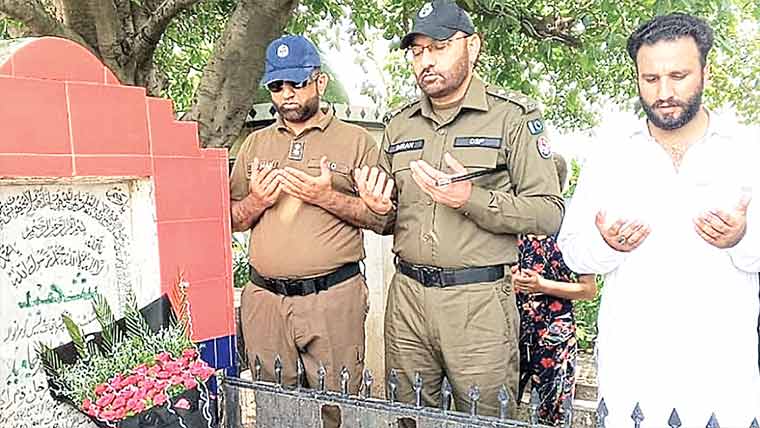 نوشہرہ ورکاں:یوم شہدا پو لیس پر  تقریب ،شہداکی قبروں پر حاضری 